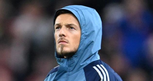 Ảnh bài viết Từ trụ cột thành dự bị: Chuyện gì đang xảy ra với Ben White?