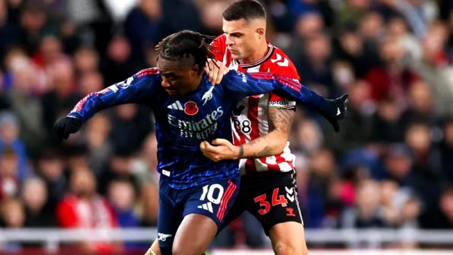 Eze trong màu áo Arsenal.