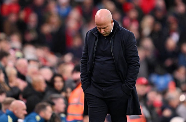 Arne Slot đang gặp vấn đề nghiêm trọng với Liverpool