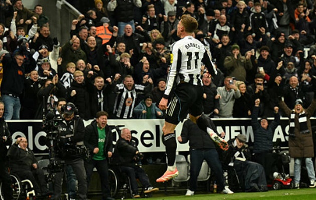 Ảnh bài viết Harvey Barnes chuộc lỗi với cú đúp vào lưới Man City