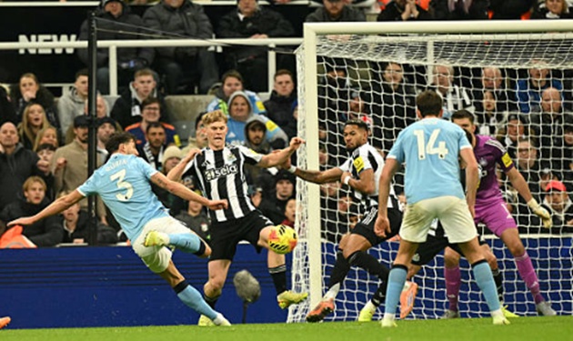 Dias gỡ hòa từ tình huống đá phạt góc