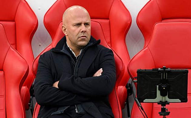 Arne Slot thất bại với những thử nghiệm chiến thuật.