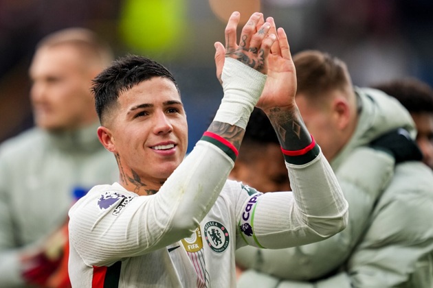 Ảnh bài viết Enzo Fernandez tỏa sáng với vai trò kép trong thắng lợi trước Burnley