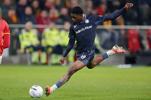 Givairo Read có thể là lời giải cho bài toán hậu vệ phải của Manchester City.