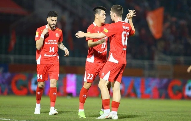 Tiến Linh lập công giúp CA TP.HCM đi tiếp