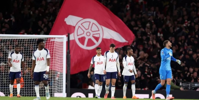 Tottenham thất bại 1-4 trước Arsenal.