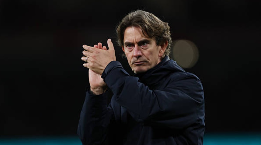 Frank cũng đã từng nhắm đến Eze ở phiên chợ hè.