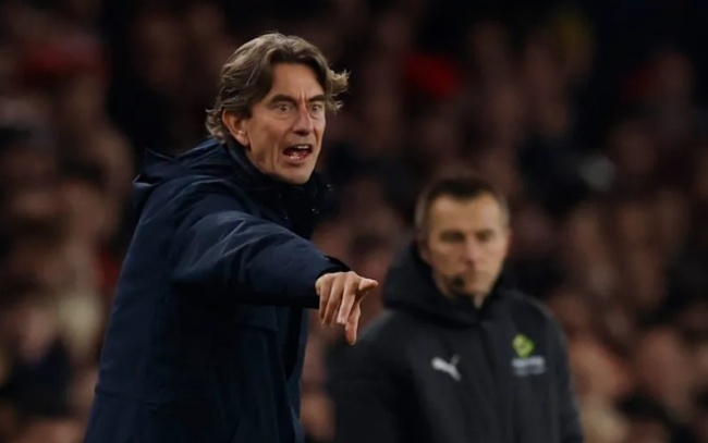 Ảnh bài viết CĐV Arsenal đồng loạt mỉa mai Thomas Frank sau màn trình diễn của Eze