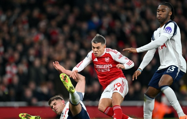 Leandro Trossard – 8.3 điểm. Trossard ghi bàn mở tỷ số và kiến tạo bàn ấn định tỷ số cho Eze. Là mắt xích quan trọng trong các tình huống tấn công biên.