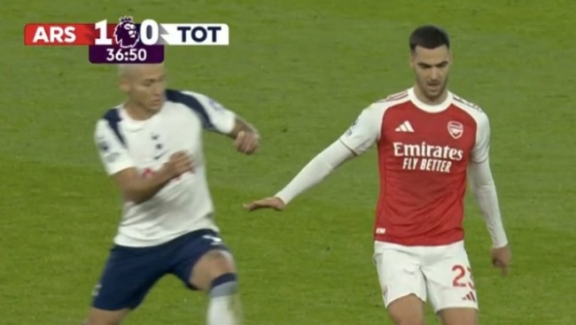 Mikel Merino – 7.6 điểm. Merino hỗ trợ tấn công hiệu quả, đặc biệt với pha kiến tạo cho bàn thắng đầu tiên. Giữ vai trò gắn kết giữa các tuyến.