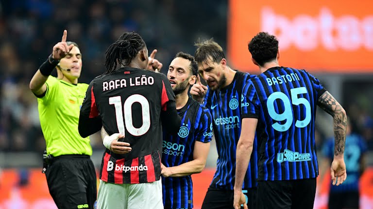 Trận derby Milan hấp dẫn từ những giây phút đầu tiên.