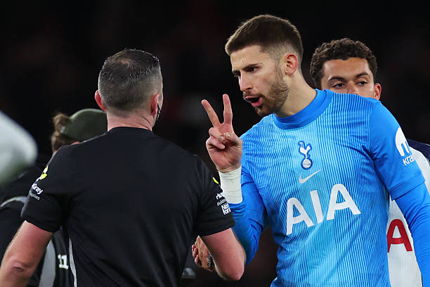 Ảnh bài viết Vicario nghi ngờ bàn thắng của Eze trong trận Arsenal - Tottenham