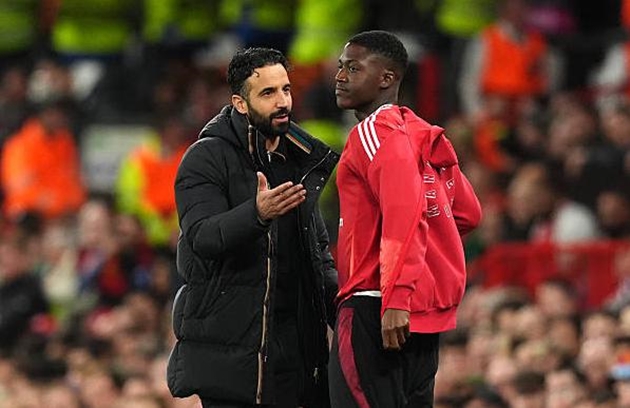 Ảnh bài viết Mainoo và Zirkzee khó rời MU bất chấp giấc mơ World Cup