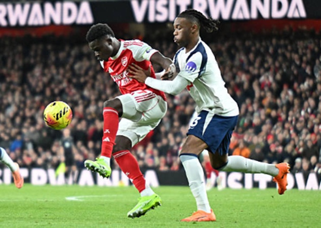 Saka gần như phong tỏa Udogie.