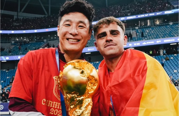 Wu Lei ăn mừng chức vô địch.