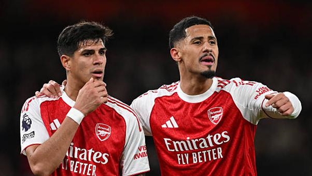 Piero Hincapie ngay lập tức được trao cơ hội khi Gabriel chấn thương