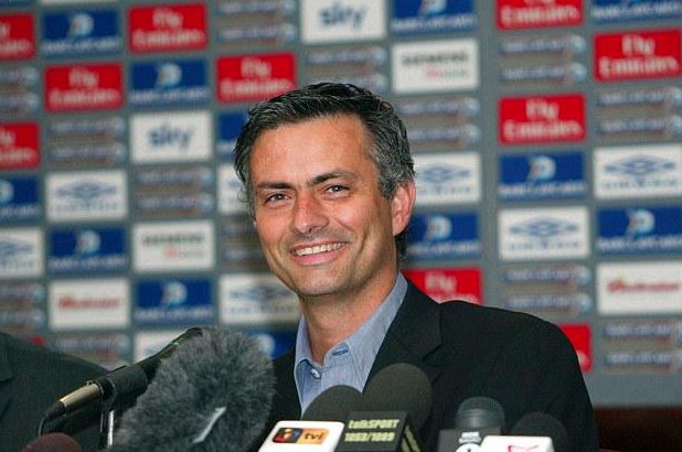 Mourinho tuyên bố mình là Người Đặc Biệt trong buổi họp báo ra mắt Chelsea
