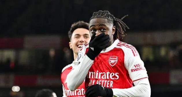 Eze tỏa sáng giúp Arsenal leo cao trên BXH.