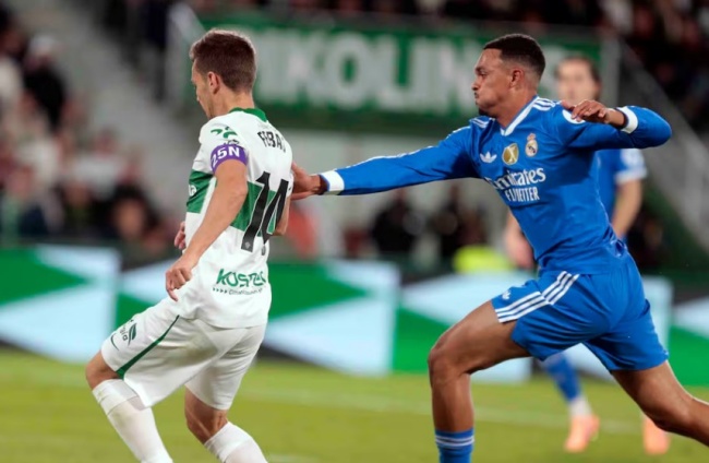 Alexander-Arnold là điểm yếu ở cánh phải Real Madrid.