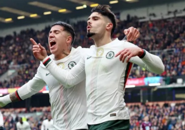 Chelsea thắng Burnley 2-0.