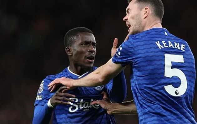 Ảnh bài viết Gueye tát đồng đội, nhận thẻ đỏ gây tranh cãi trước MU