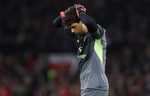 Senne Lammens – 6.4/10 điểm: Lẽ ra phải làm tốt hơn ở cú sút của Dewsbury-Hall khi đứng lệch vị trí khiến anh khó lao sang cản phá.