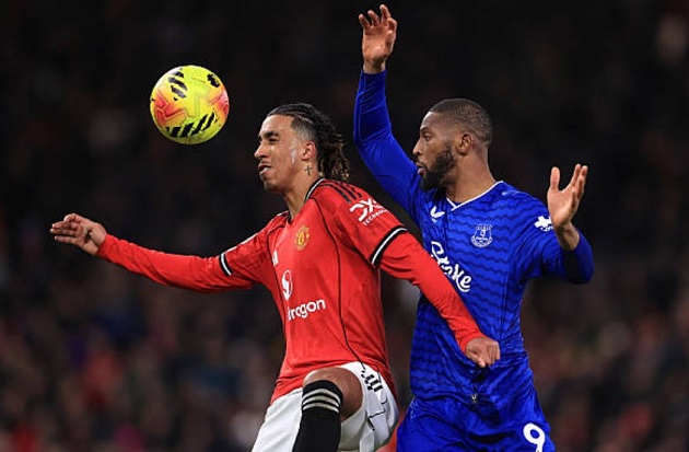 Leny Yoro – 6.8/10 điểm: Không dứt khoát khi Dewsbury-Hall nhận bóng trước vòng cấm, góp phần dẫn đến bàn thua.