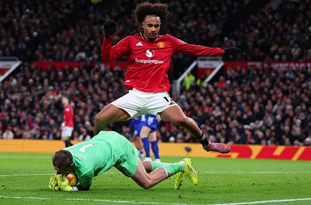 Joshua Zirkzee – 6.3/10 điểm: Thi đấu mờ nhạt, chủ yếu gây chú ý với pha tranh cãi cùng Tarkowski và cú sút bị Pickford cản.