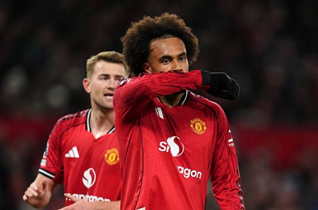 Zirkzee không thể ghi bàn dù có nhiều cơ hội.