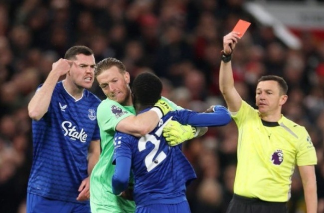 Ảnh bài viết Từ Gueye đến Dyer: Những vụ xô xát tai tiếng giữa các đồng đội trên sân cỏ