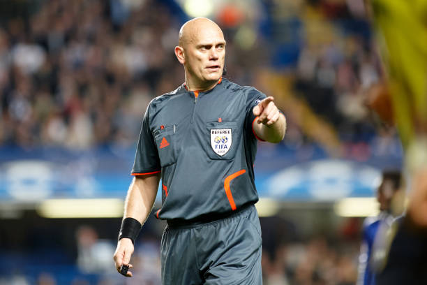 Trọng tài Ovrebo trở thành tâm điểm tranh cãi sau trận đấu.