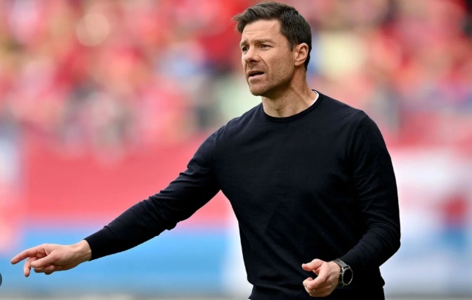 Alonso đối mặt với làn sóng phản đối của phòng thay đồ Real.