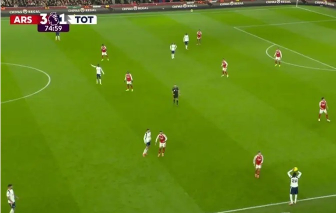 Tình huống ném biên của Destiny Udogie.