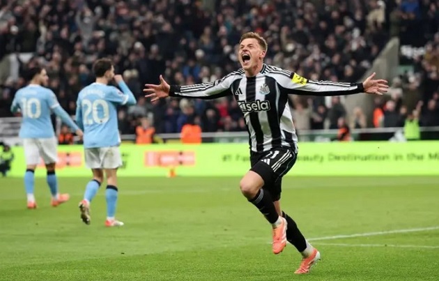 Barnes có một cú đúp đáng nhớ vào lưới Man City.