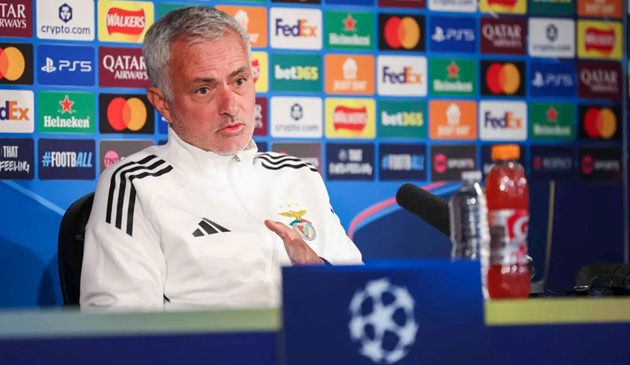 Ảnh bài viết Mourinho chỉ trích truyền thông, nhắc học trò tôn trọng Ajax