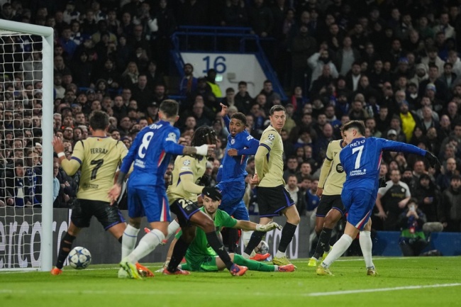 Tình huống phản lưới nhà của Kounde.