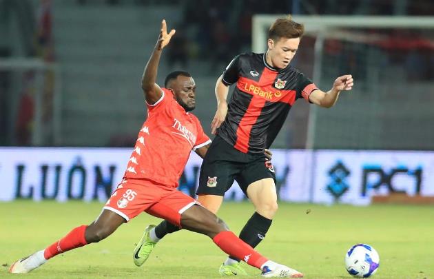 Hoàng Đức xuất sắc nơi tuyến giữa.