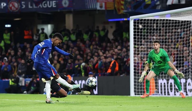 Estevao Willian tỏa sáng trong trận đấu với Barcelona.