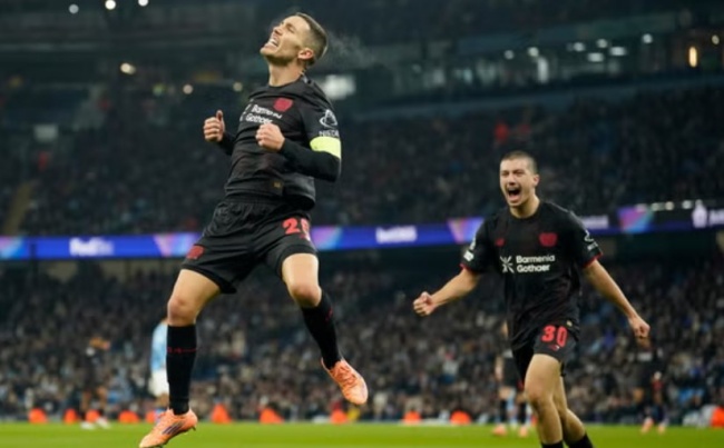 Leverkusen trừng phạt Man City.