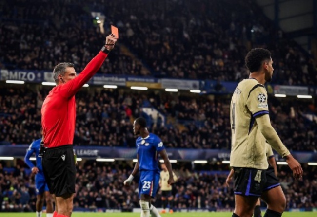 Ảnh bài viết Hansi Flick nói gì về thẻ đỏ của Araujo?