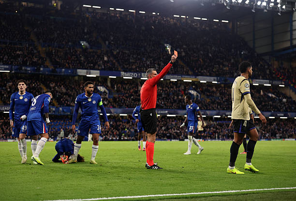 Araujo lại nhận thẻ đỏ ở Champions League. 