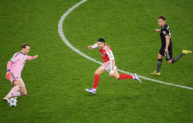 Martinelli qua mặt Neuer và ghi bàn thắng quyết định.