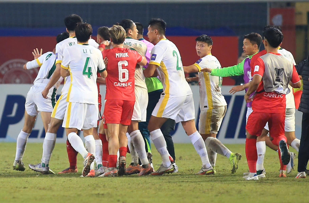 Ảnh bài viết Hỗn chiến tái diễn ở trận CAHN thắng ngược Bắc Kinh Quốc An tại AFC Champions League Two