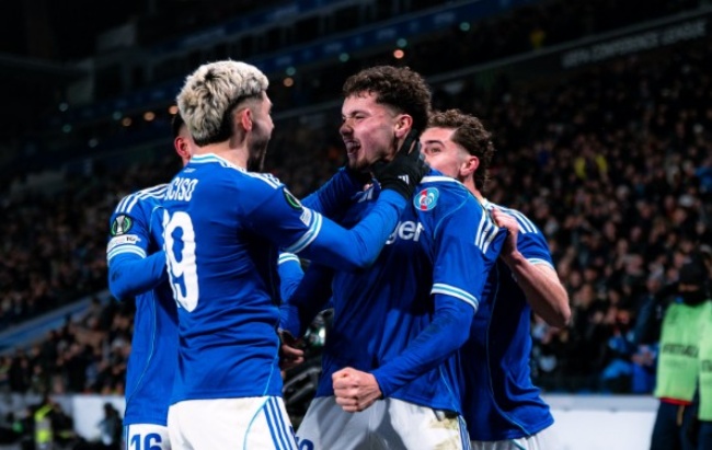 Strasbourg đánh bại Crystal Palace 2-1.