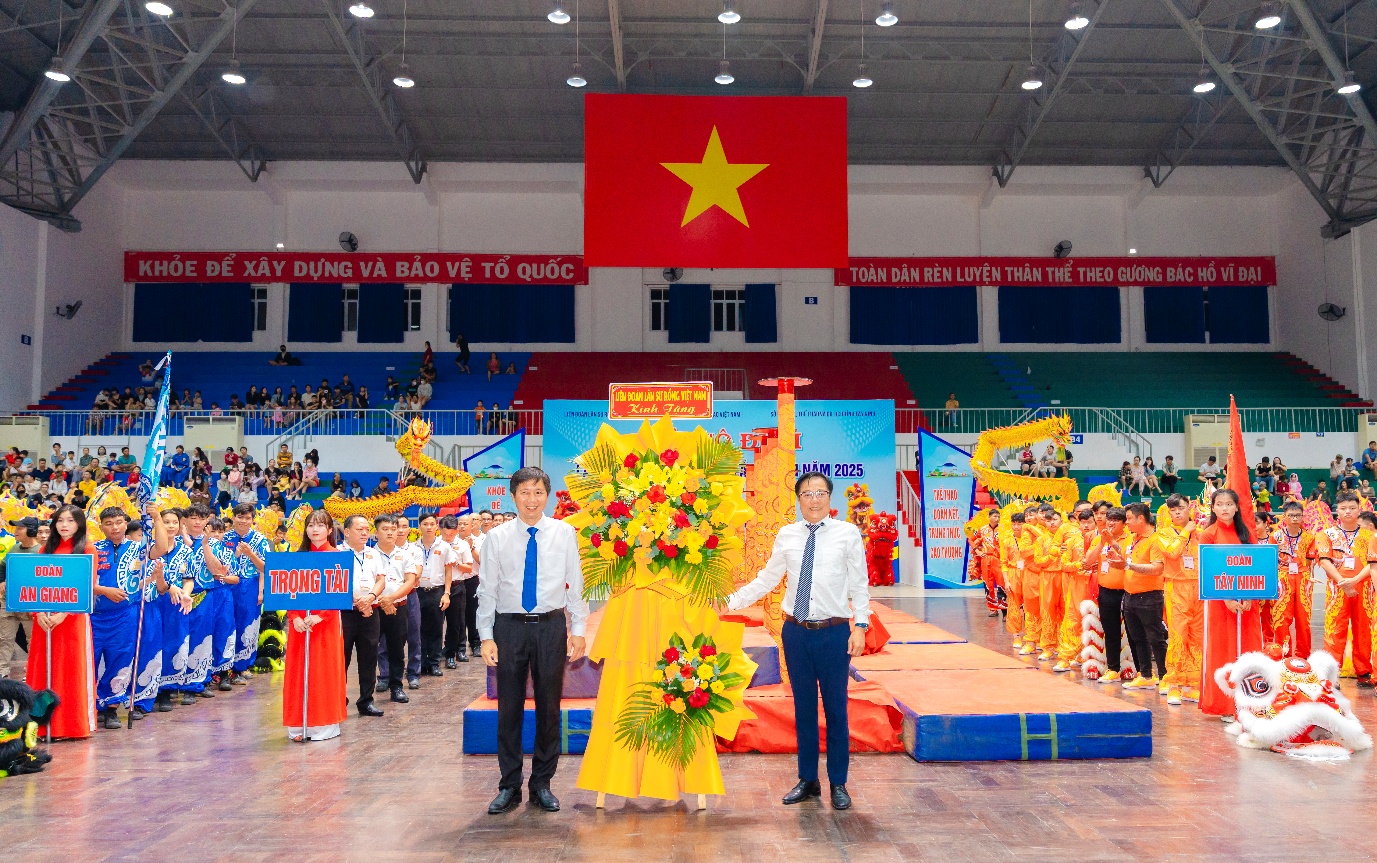 NSND Trọng Trinh, Phó Chủ tịch Liên đoàn Lân Sư Rồng Việt Nam tặng hoa chúc mừng giải đấu