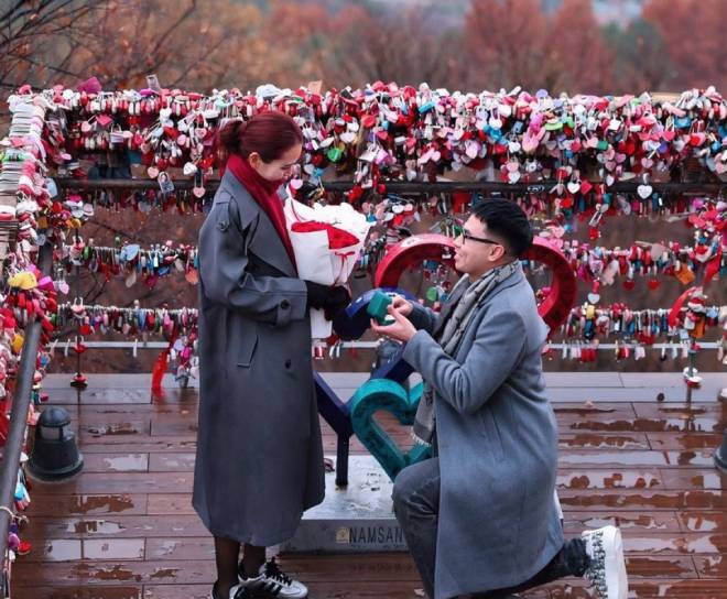 Ảnh bài viết Đức Huy quỳ gối cầu hôn MC Huyền Trang tại Hàn Quốc