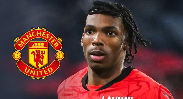 Jeremy Jacquet được Quỷ đỏ theo dõi.