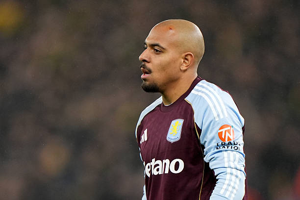 Donyell Malen bị ném vật thể lạ trúng đầu ở trận đấu giữa Aston Villa và Young Boys.