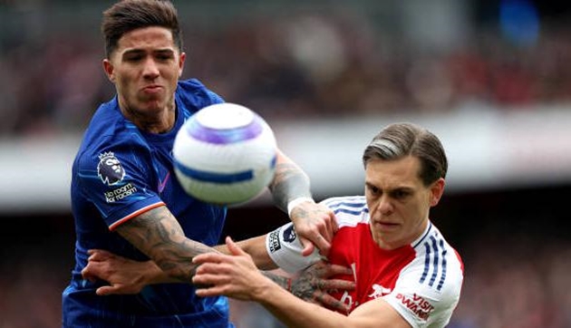 Leandro Trossard luôn biết cách gây khó khăn cho Chelsea.