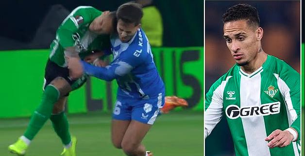 Ảnh bài viết Antony thoát thẻ đỏ sau pha húc đầu gây sốc ở Europa League